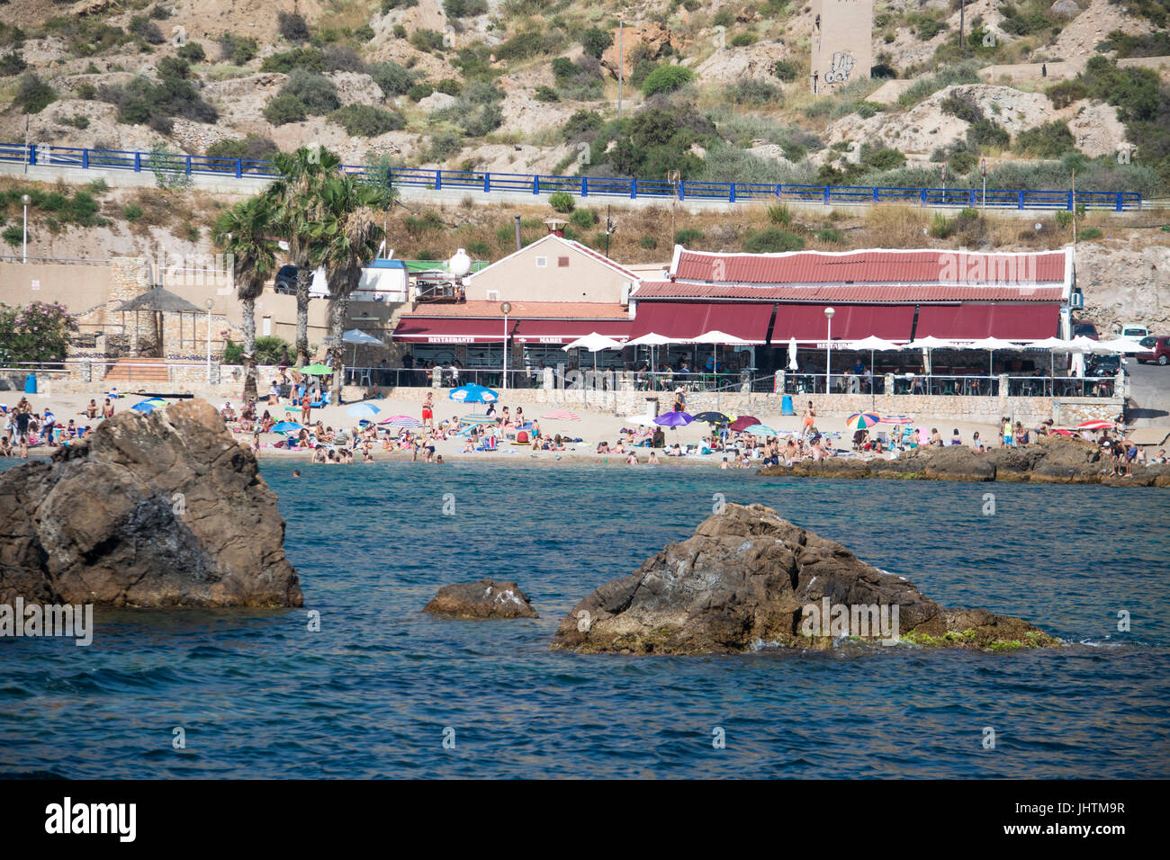 Le soleil sur la plage devant le restaurant du Cala Cortina près de Cartagena Murcia Espagne Banque D'Images