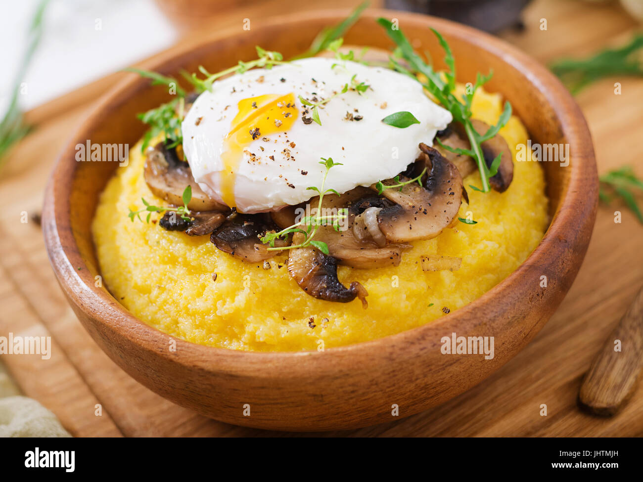 Le petit-déjeuner. La polenta aux cèpes et oeuf poché Banque D'Images