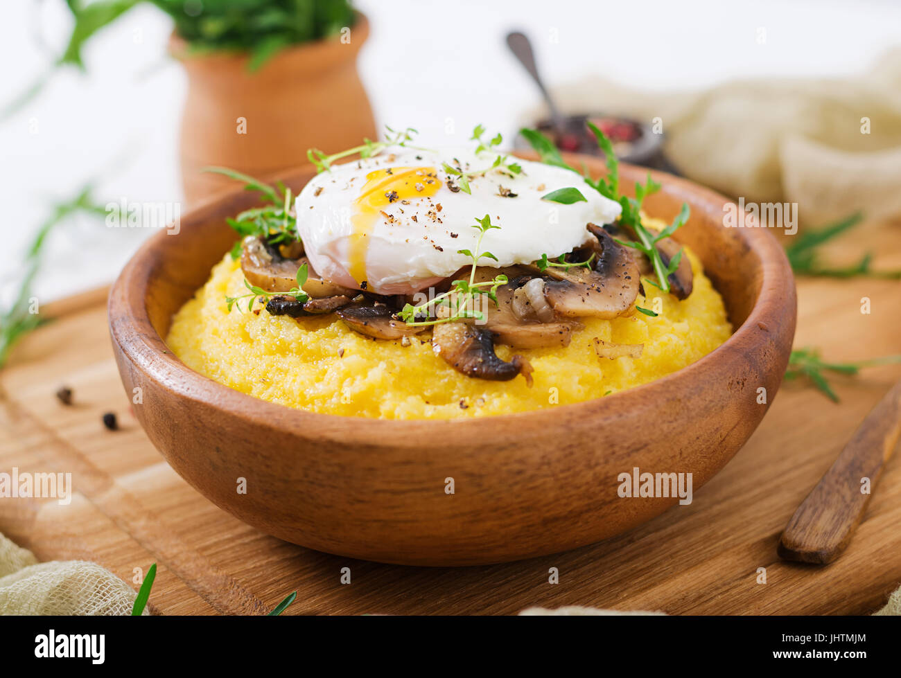 Le petit-déjeuner. La polenta aux cèpes et oeuf poché Banque D'Images