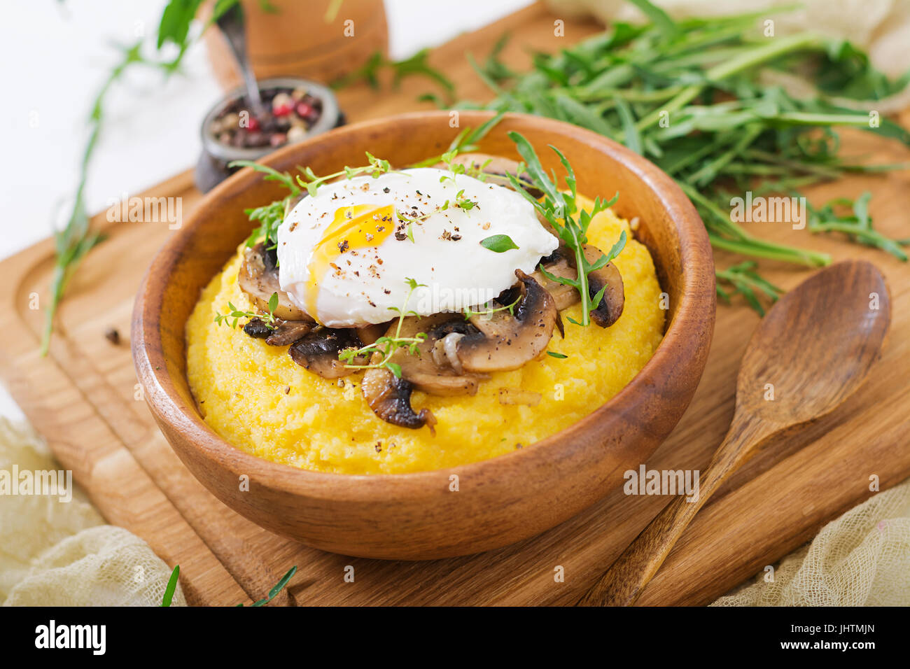 Le petit-déjeuner. La polenta aux cèpes et oeuf poché Banque D'Images