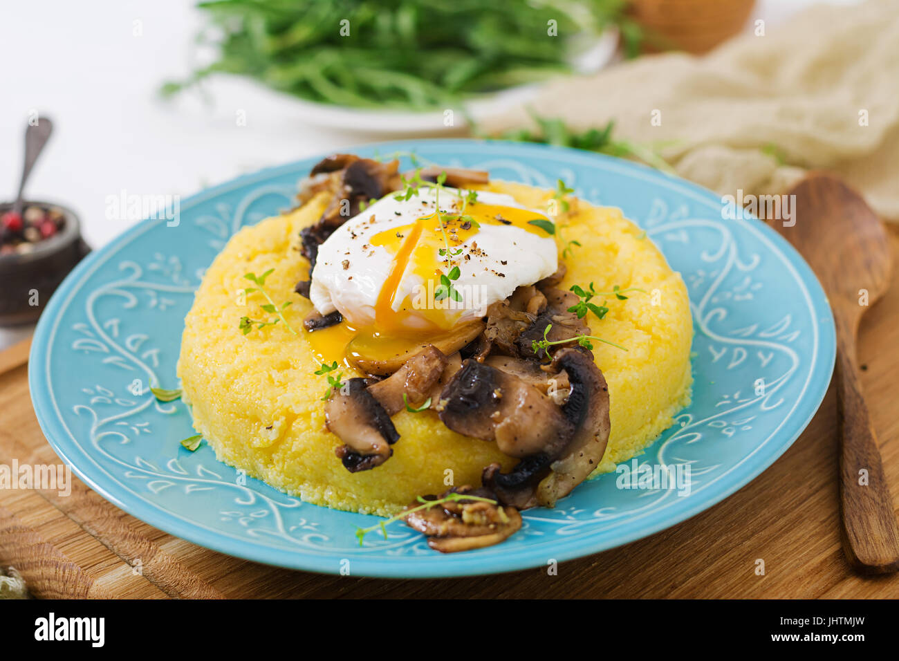 Le petit-déjeuner. La polenta aux champignons et œuf poché. Banque D'Images
