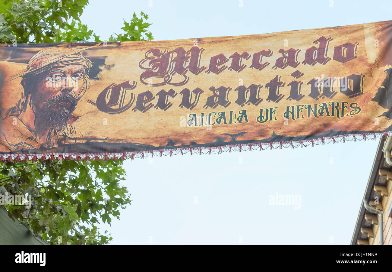 Bannière de Cervantino - marché - , neart à Cervantès square, dans la ville d'Alcala de Henares. Événement à la mémoire du célèbre écrivain Miguel de Cervantes Banque D'Images