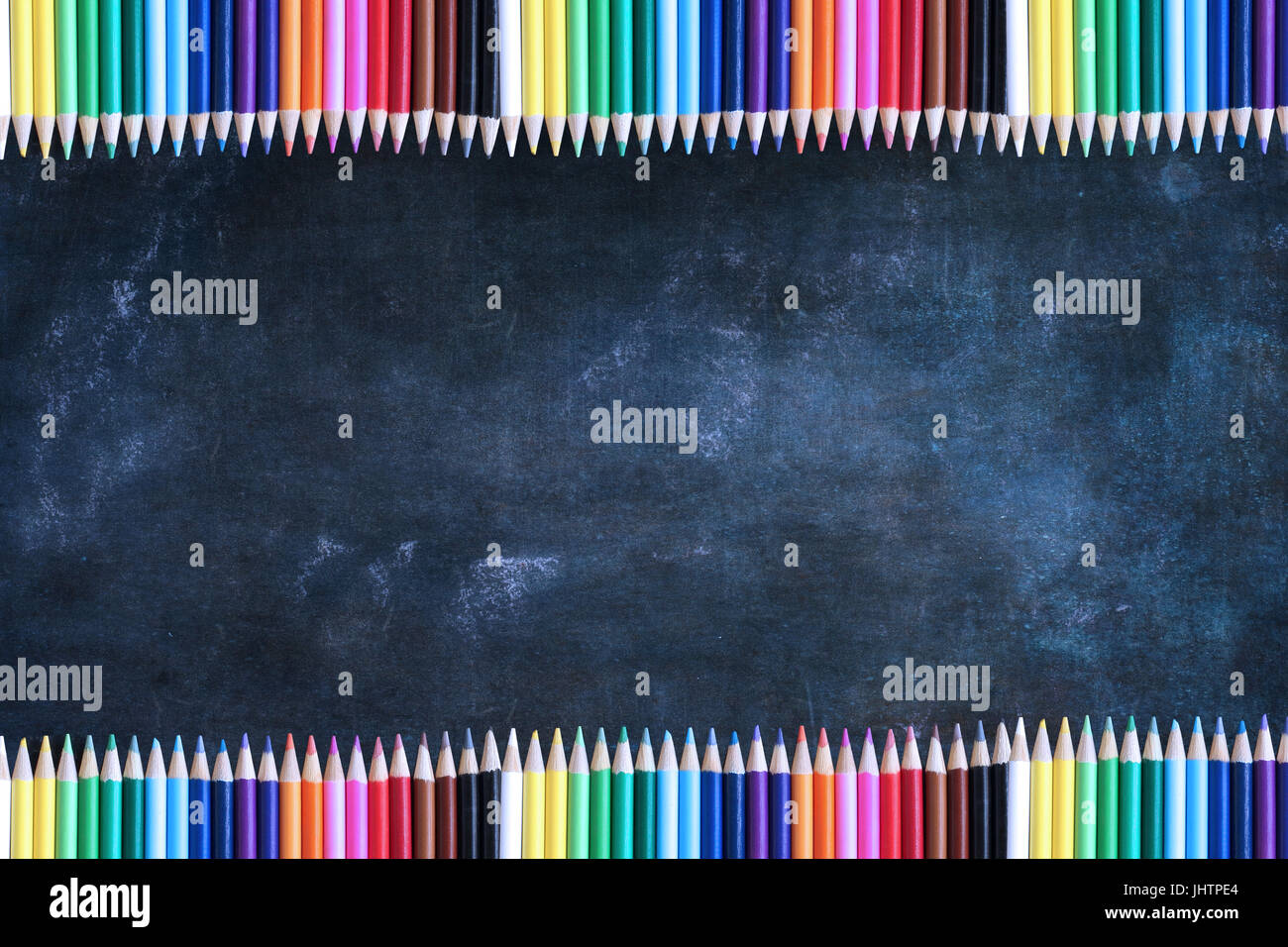 L'école vide poussiéreux tableau ou le tableau noir et crayons de couleur avec de l'espace pour copier l'espace. Banque D'Images