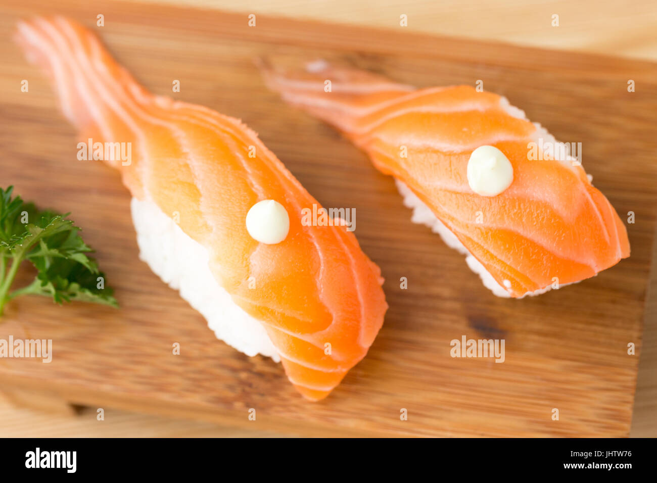 L'avis de Delicious Salmon Sushi dans un restaurant japonais traditionnel. Banque D'Images