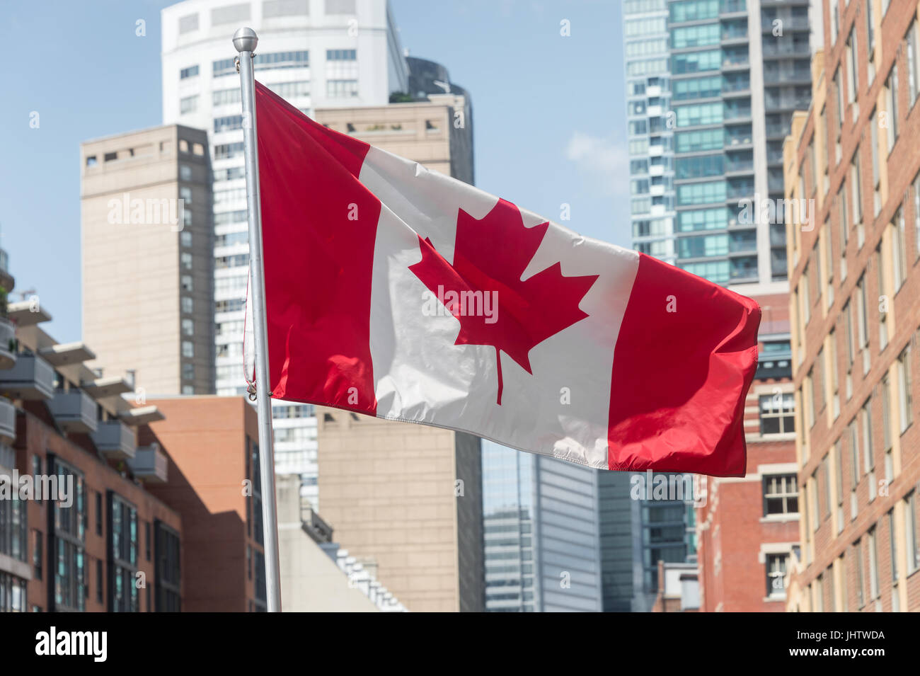 Toronto, CA - 25 juin 2017 : le drapeau canadien en face de gratte-ciel Banque D'Images