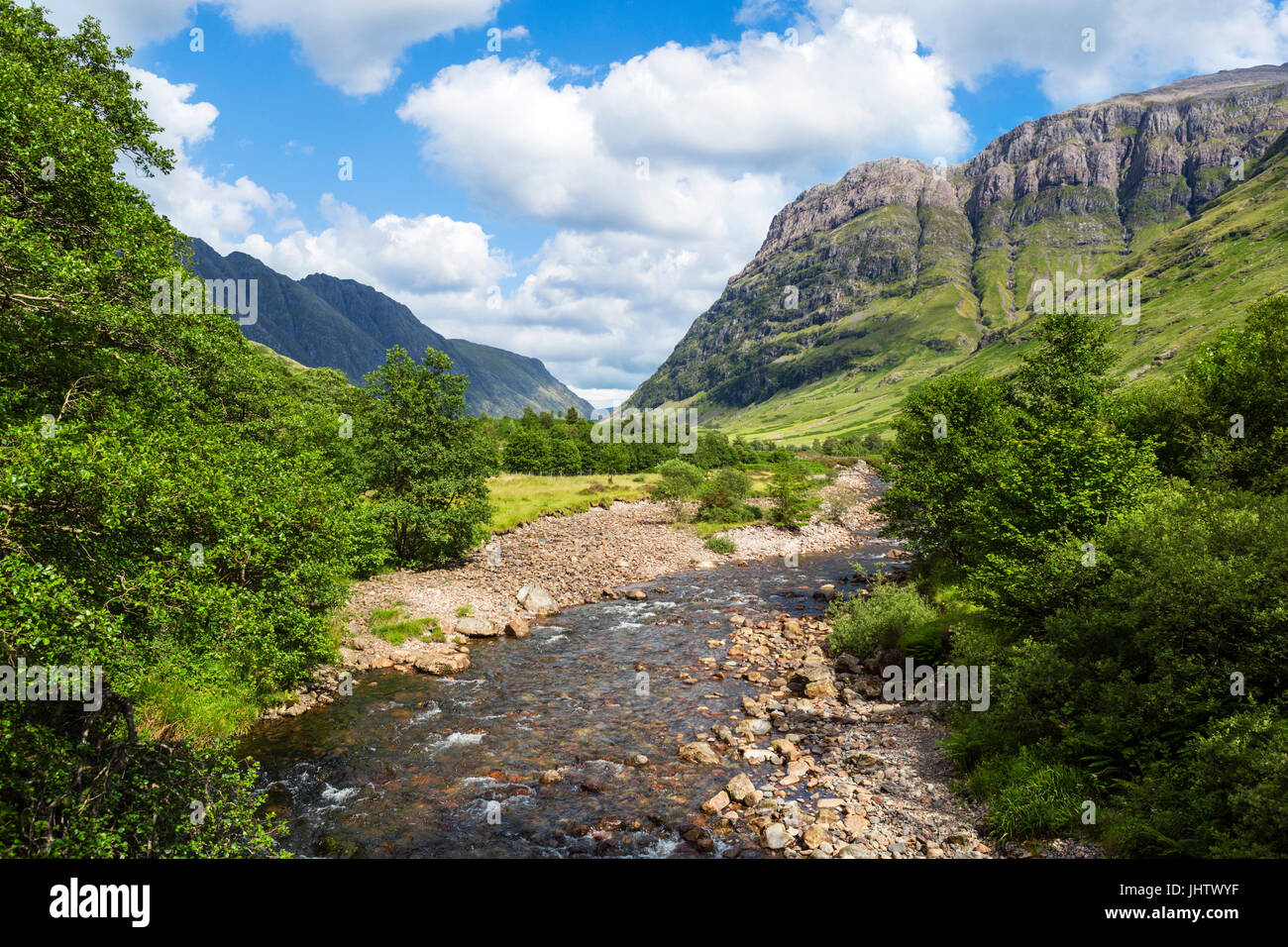 Glencoe. La rivière de l'Europe près de rock et un signal Torr, Glencoe, Highlands, Scotland, UK Banque D'Images