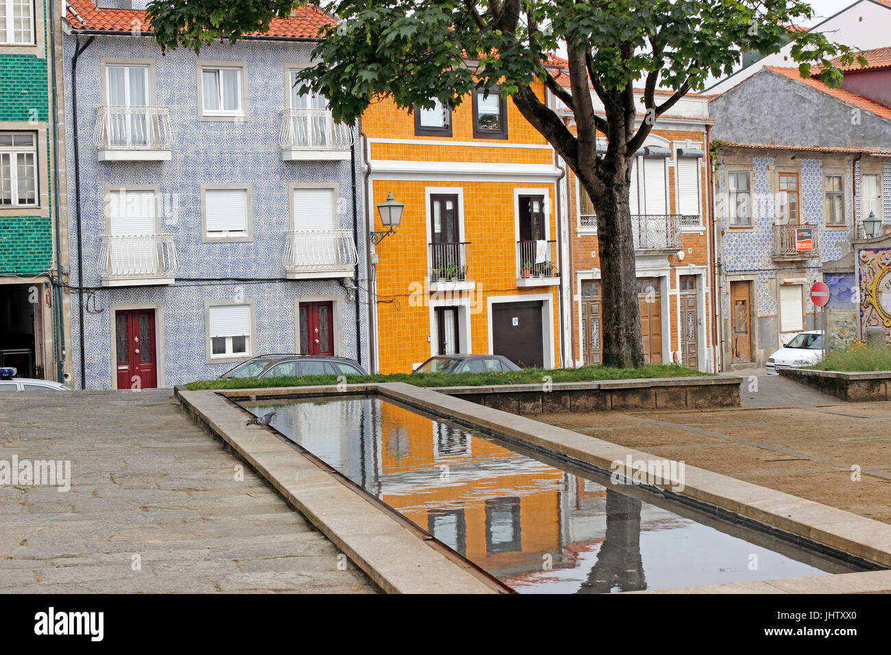 Façade tuiles bâtiments reflecting pool quartier résidentiel Vila do Conde Portugal Banque D'Images