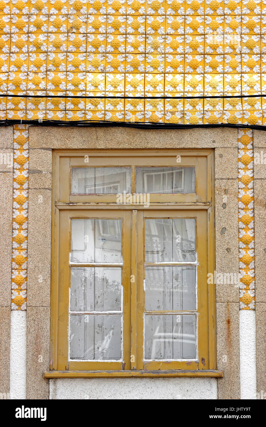 Tuile bâtiment jaune façade quartier résidentiel Vila do Conde Portugal Banque D'Images
