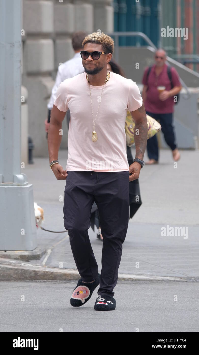 Usher dehors et environ à TriBeCa portant des chaussons funny comprend :  Usher Où : Manhattan, New York, United States Quand : 14 Jun 2017  TNYF/WENN.com Crédit Photo Stock - Alamy