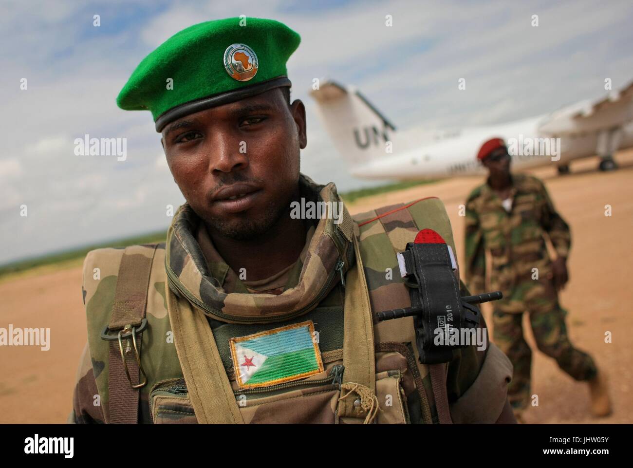 Soldats djiboutiens montent la garde comme un avion de l'ONU se prépare à décoller de l'aéroport de Belet Weyne, 16 novembre 2012 à Belet Weyne, Somalie. (Photo par Stuart Price par Planetpix) Banque D'Images