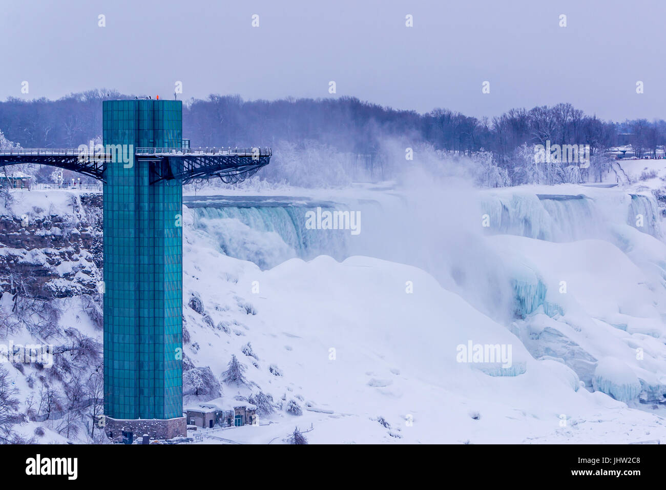 Tour d'observation des chutes du Niagara en hiver. Niagara Falls, NY, États-Unis. Banque D'Images