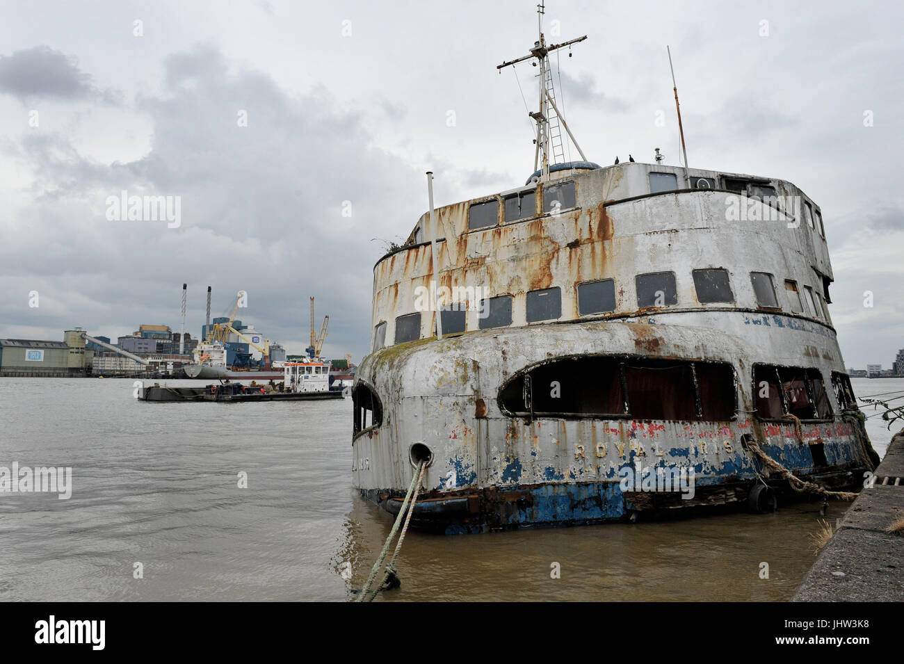 Le MV Royal Iris, un ancien Mersey Ferry diesel-électrique à deux vis, construit par William Denny & Brothers de Dumbarton et lancé en décembre 1950, Qui, bien que toujours habité par le propriétaire, se trouve dans un état délabré tandis que amarré sur le côté sud de la Tamise près de la barrière de la Tamise. Banque D'Images