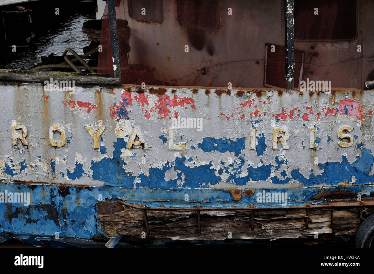 Détail du nom sur l'arc du MV Royal Iris, un bi-vis diesel-électrique ancien Mersey Ferry, construit par William Denny & Brothers de Dumbarton et lancé en décembre 1950, qui se trouve dans un état en ruine, Bien que toujours habité par le propriétaire, amarré sur le côté sud de la Tamise près de la barrière de la Tamise. Banque D'Images