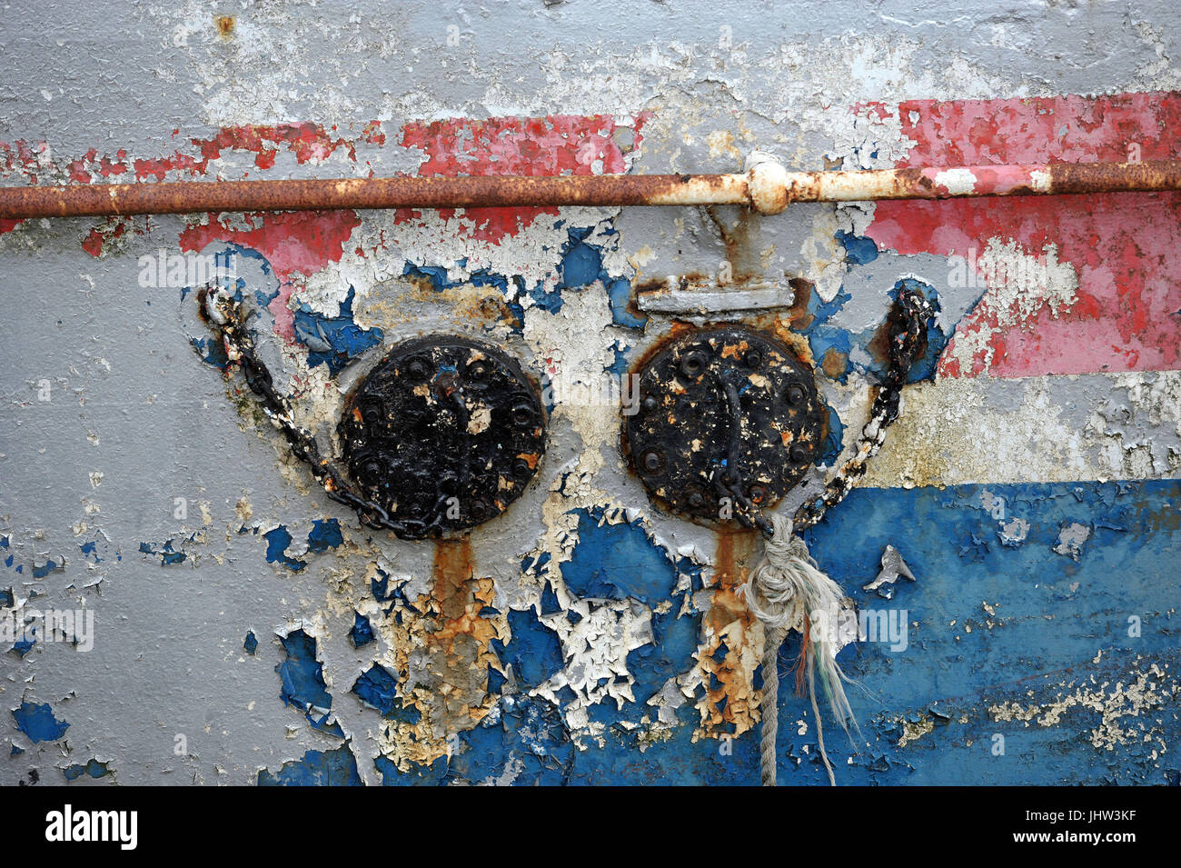 Détails sur la coque sur le MV Iris Royal, un diesel-électrique à double vis ancien Mersey Ferry, construit par William Denny &AMP ; Frères de Dumbarton et lancé en décembre 1950, qui se trouve dans un état délabré, bien que toujours habitée par le propriétaire, amarré sur le côté sud de la Tamise près de la Thames Barrier. Banque D'Images