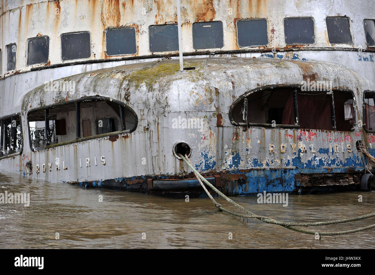Une vue sur les amarres sur la proue du MV Iris Royal, un diesel-électrique à double vis ancien Mersey Ferry, construit par William Denny &AMP ; Frères de Dumbarton et lancé en décembre 1950, qui se trouve dans un état délabré, bien que toujours habitée par le propriétaire, amarré sur le côté sud de la Tamise près de la Thames Barrier. Banque D'Images