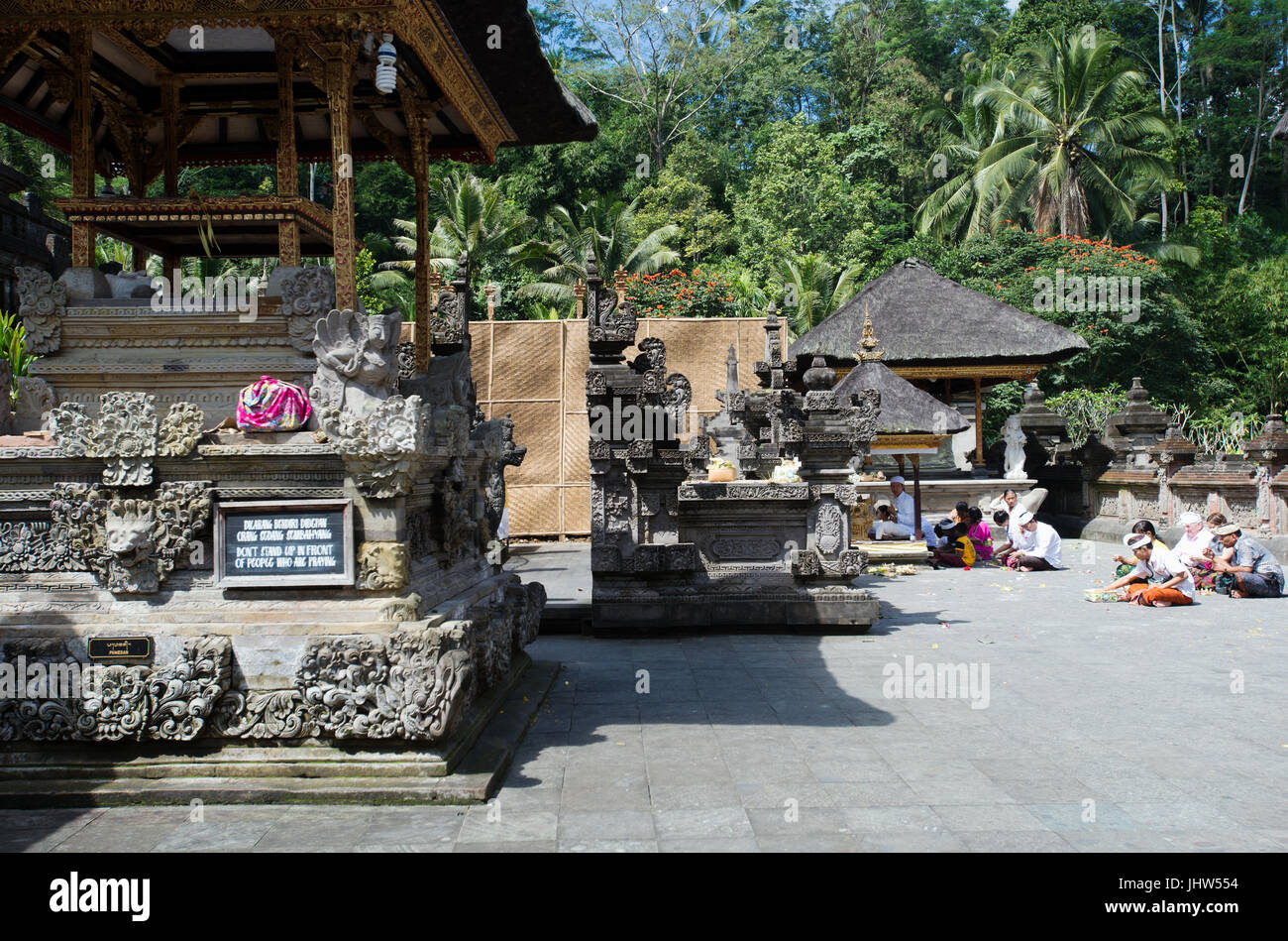 Prière à Pura balinais Temple Tirta Empul, Tampaksiring, Bali, Indonésie Banque D'Images