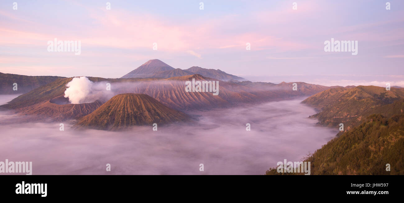Vue panoramique sur le Mont Bromo et le Mont Semeru volcans actifs dans l'Est de Java en Indonésie. Banque D'Images