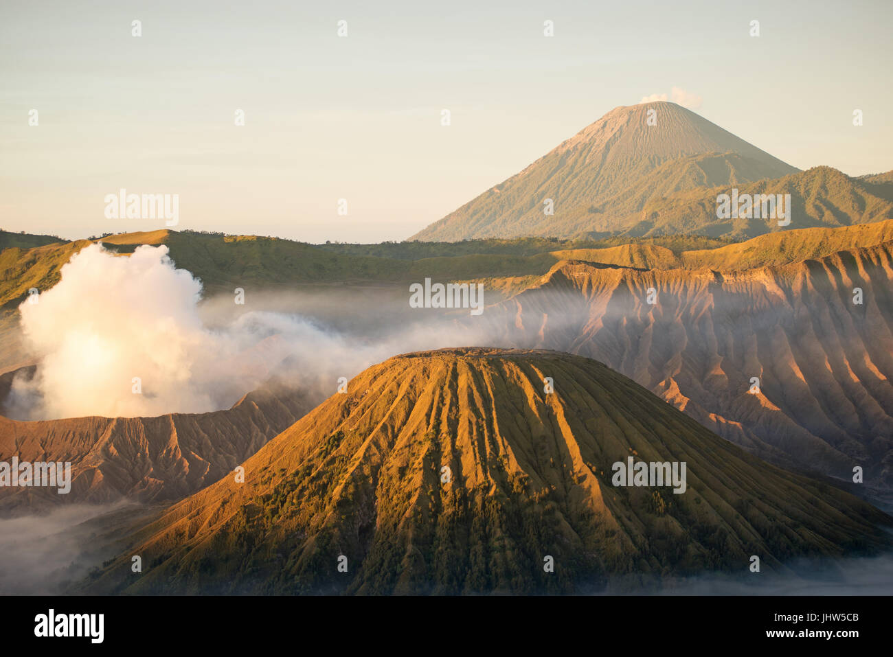 Vue panoramique sur le Mont Bromo et le Mont Semeru volcans actifs au lever du soleil dans l'Est de Java en Indonésie. Banque D'Images