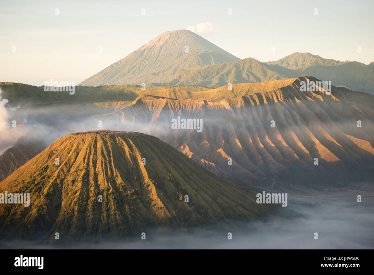 Vue panoramique sur le Mont Bromo et le Mont Semeru volcans actifs au lever du soleil dans l'Est de Java en Indonésie. Banque D'Images