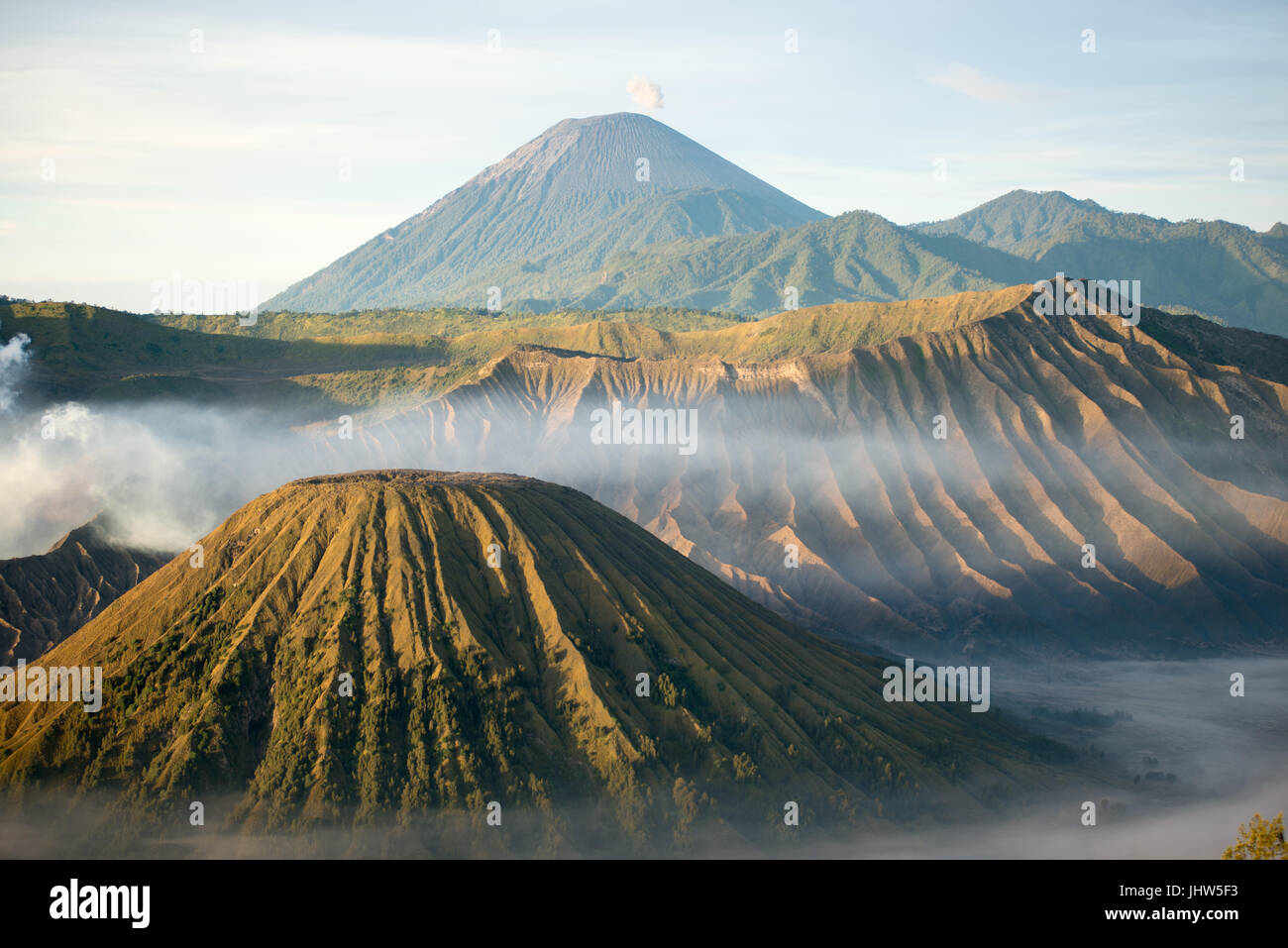 Vue panoramique sur le Mont Bromo et le Mont Semeru volcans actifs au lever du soleil dans l'Est de Java en Indonésie. Banque D'Images