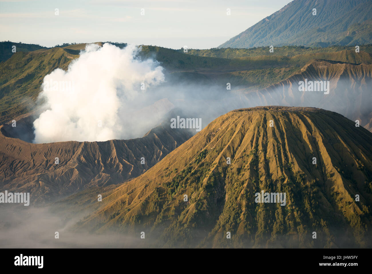 Vue panoramique sur le Mont Bromo volcan actif au lever du soleil dans l'Est de Java en Indonésie. Banque D'Images