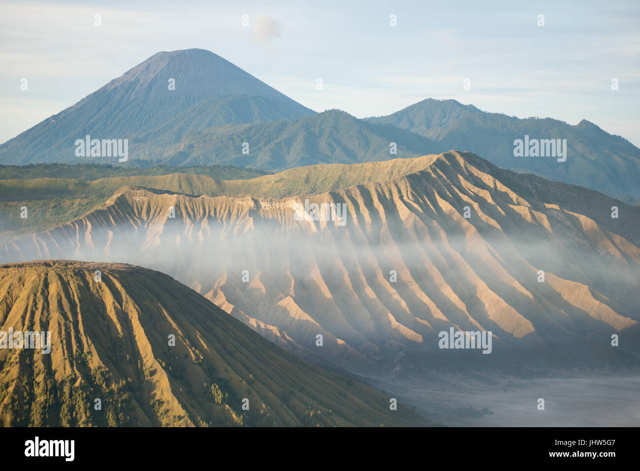Vue panoramique sur le Mont Bromo et le Mont Semeru volcans actifs au lever du soleil dans l'Est de Java en Indonésie. Banque D'Images
