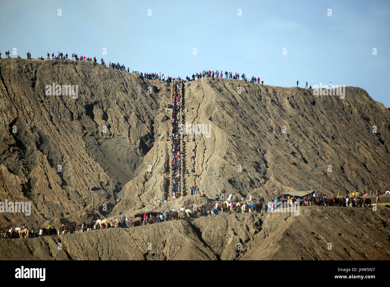 Les touristes en montant vers le Mont Bromo cratère du volcan actif, l'Est de Java en Indonésie. Banque D'Images