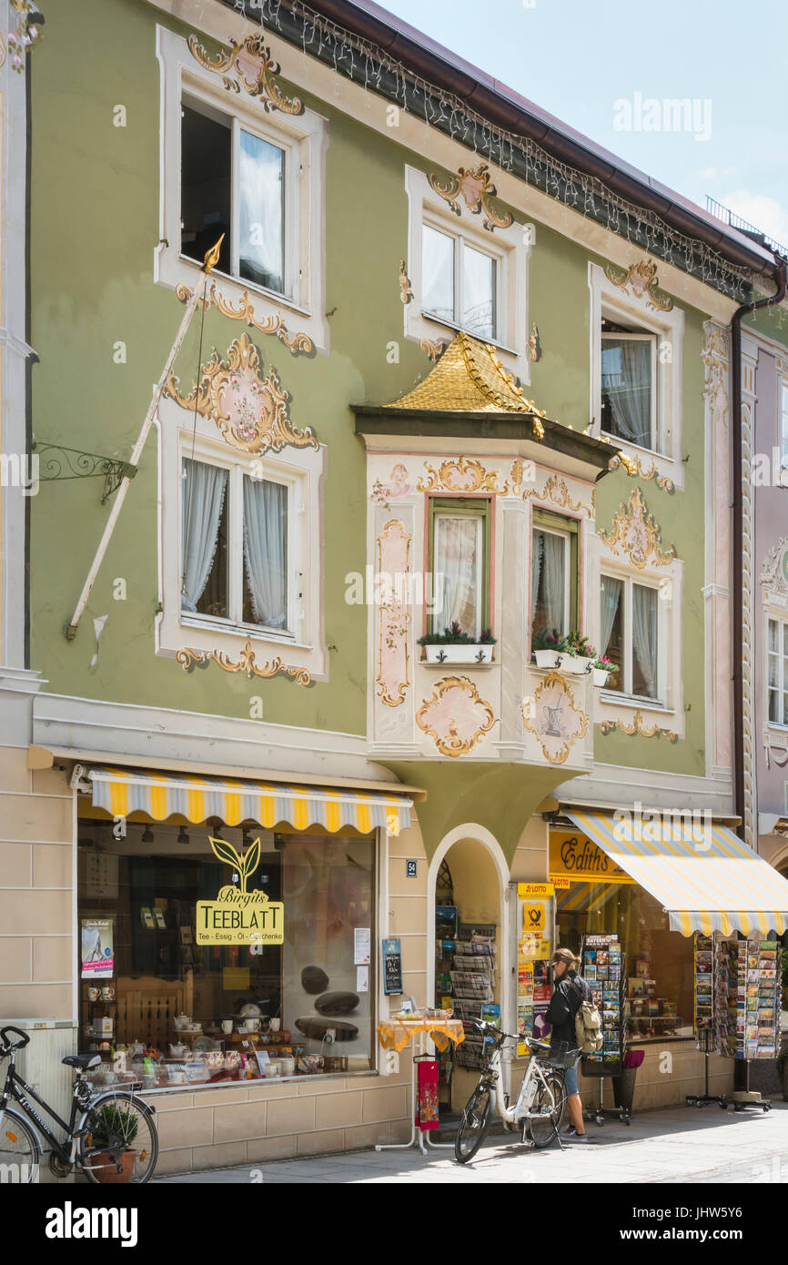 GARMISCH - Juillet 6 : bâtiment peint historique dans le célèbre Ludwigstrasse à Garmisch-Partenkirchen, Allemagne en été le 6 juillet 2016. Banque D'Images