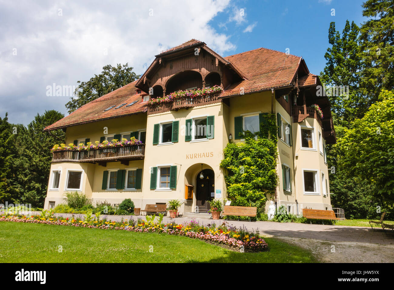 GARMISCH - 6 juillet : Ancien Kurhaus dans le Kurpark à Garmisch-Partenkirchen, Allemagne en été le 6 juillet 2016. Banque D'Images
