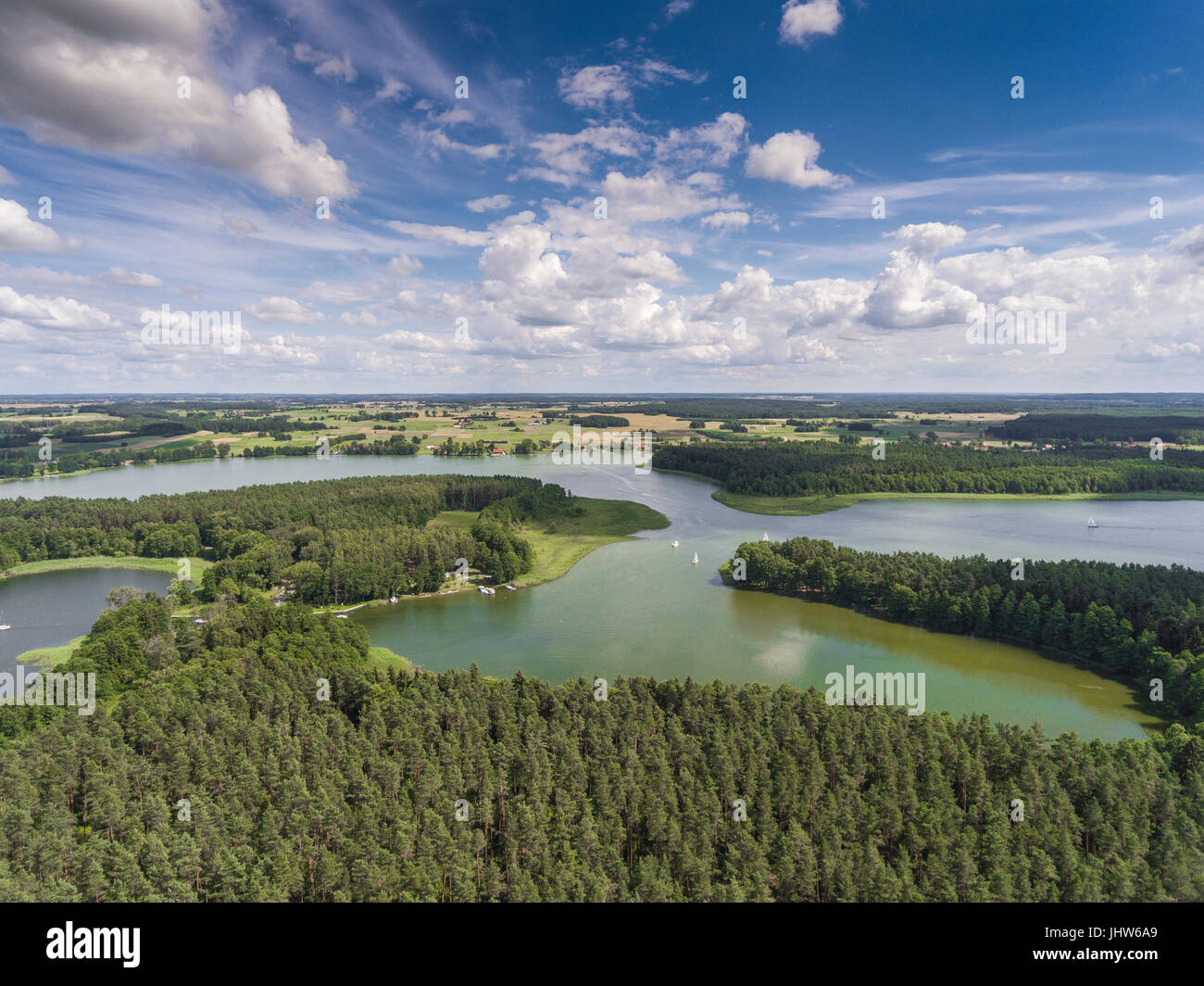 vue-a-rienne-d-les-vertes-et-nuages-t-ensoleill-matin-quartier
