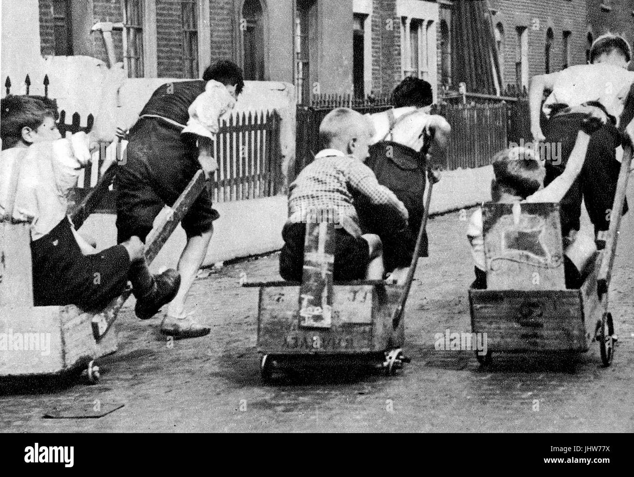 1935, les enfants vont maintenant à l'aide d'orange box barrows Banque D'Images