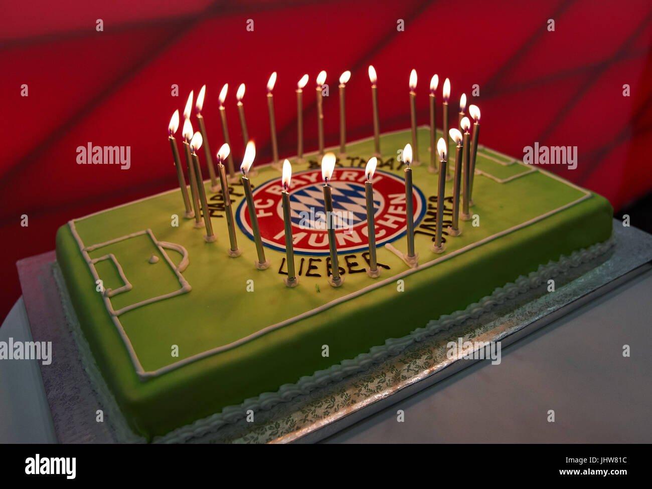 Munich Allemagne Le 12 Juillet 17 26 Eme Anniversaire Gateau Pour James Rodriguez Fcb 11 En Tant Que Nouveau Joueur De Football Fc Bayern Munich Ligue De Soccer Premier Allemand A Munich