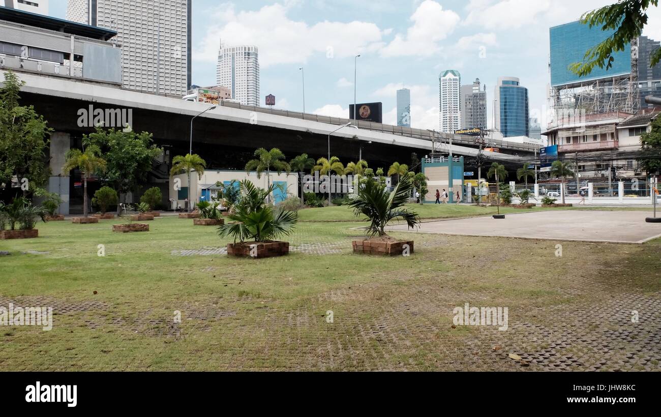 Sathon Road City Park espace ouvert à Sathorn/de la station de métro aérien BTS Saphan Taksin Bangkok Thaïlande Banque D'Images