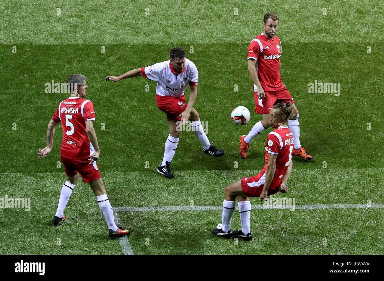 L'Angleterre, Michael Owen a un tir au but du Danemark au cours d'un trimestre dernier match du tournoi à six étoiles l'O2 Arena, Londres. Banque D'Images