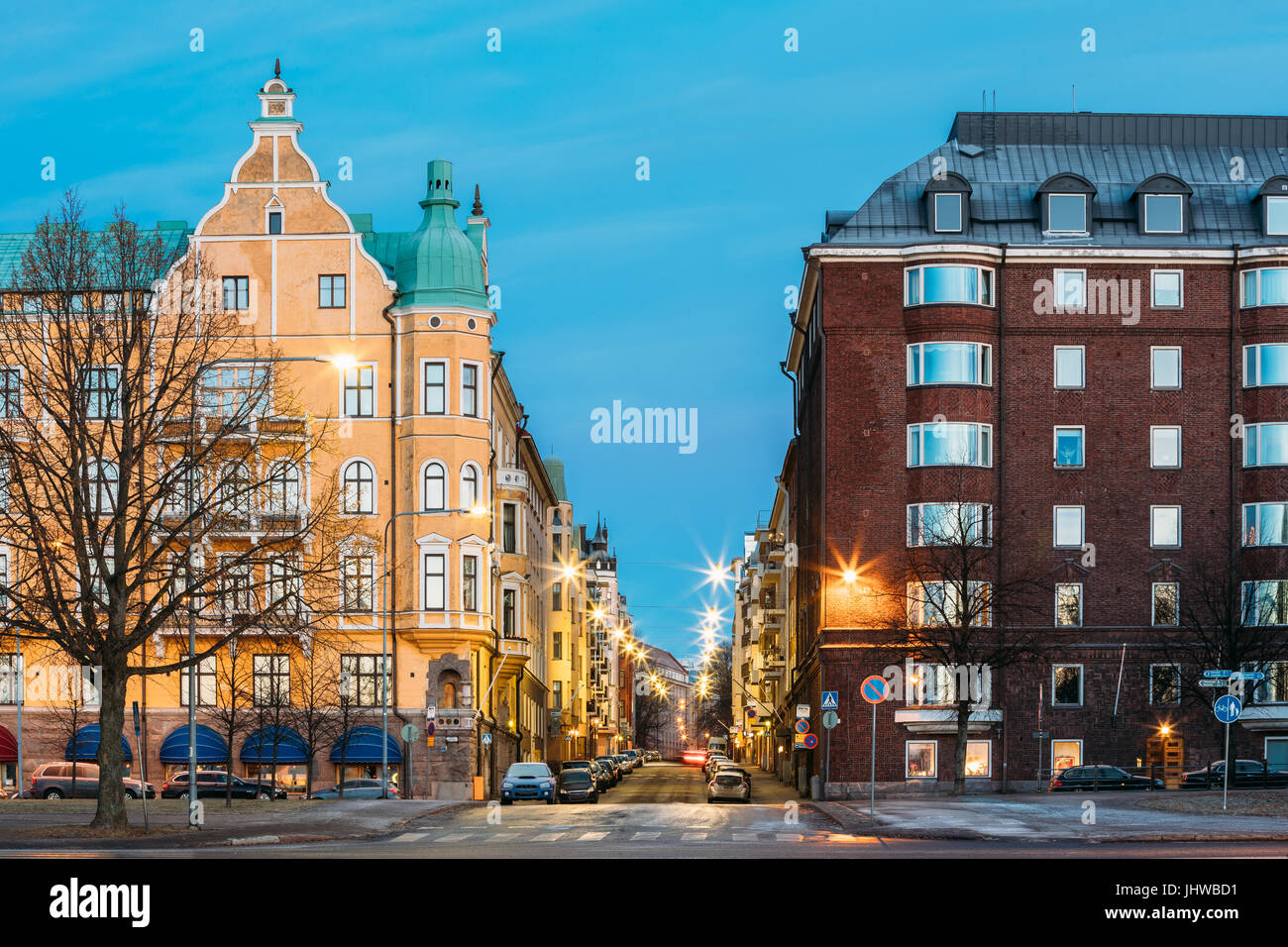 Helsinki, Finlande. Maison d'habitation à construire à l'intersection de Merikatu, Neitsytpolku et rues Puistokatu en hiver matin soir. N Ullanlinna Banque D'Images