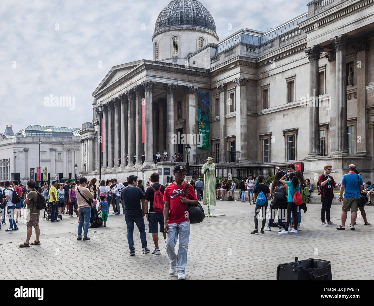 Les touristes et les habitants à l'extérieur de la National Gallery de Trafalgar Square, au centre de Londres. Les familles, amis, artiste de rue, Yoda. Banque D'Images