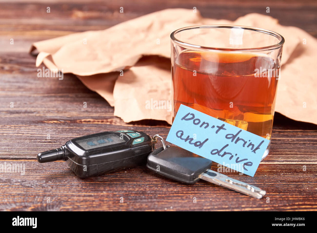 Les clés du pilote, le verre d'alcool, de message. Banque D'Images