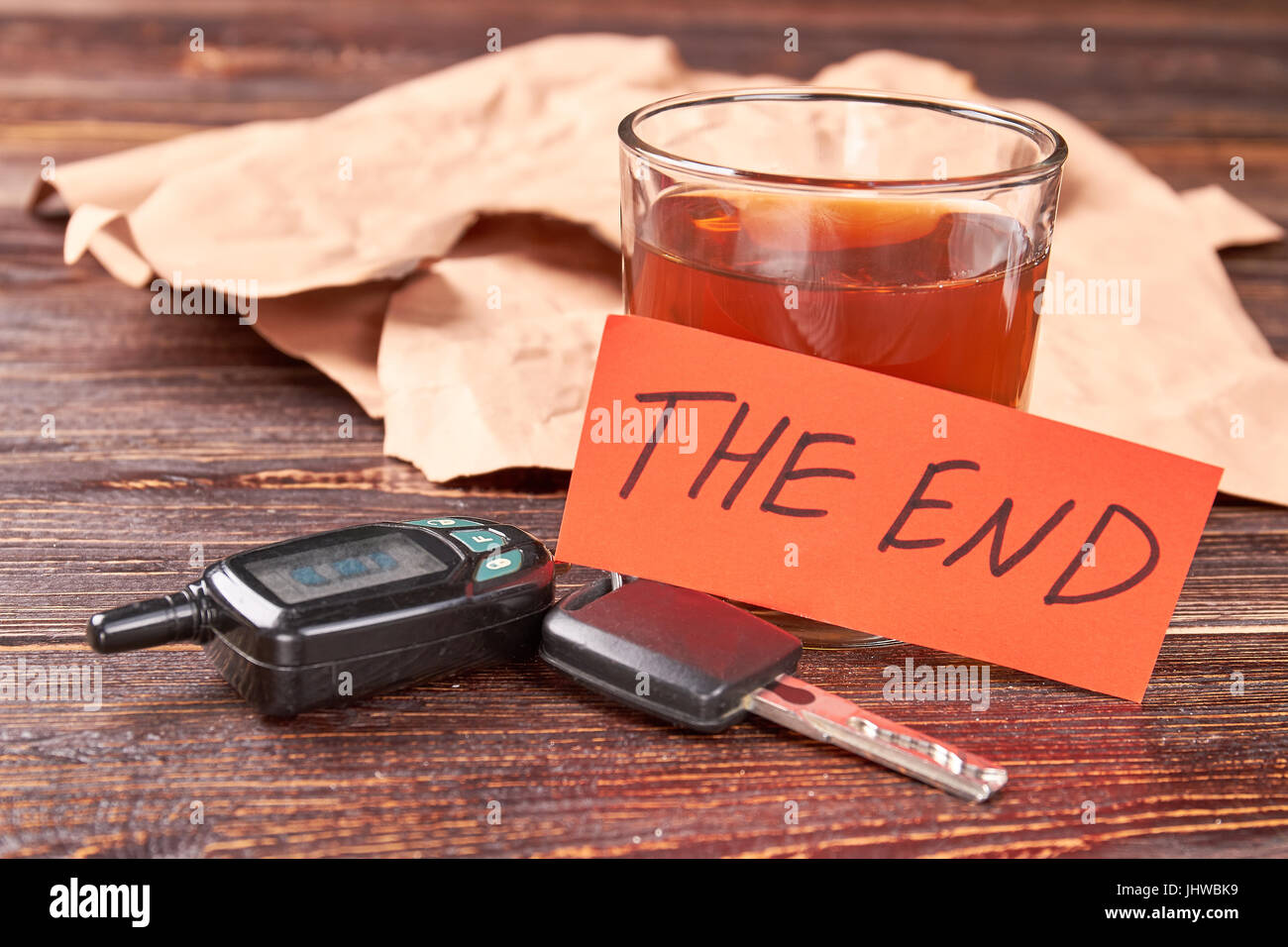 La fin du message, l'alcool, les clés. Banque D'Images