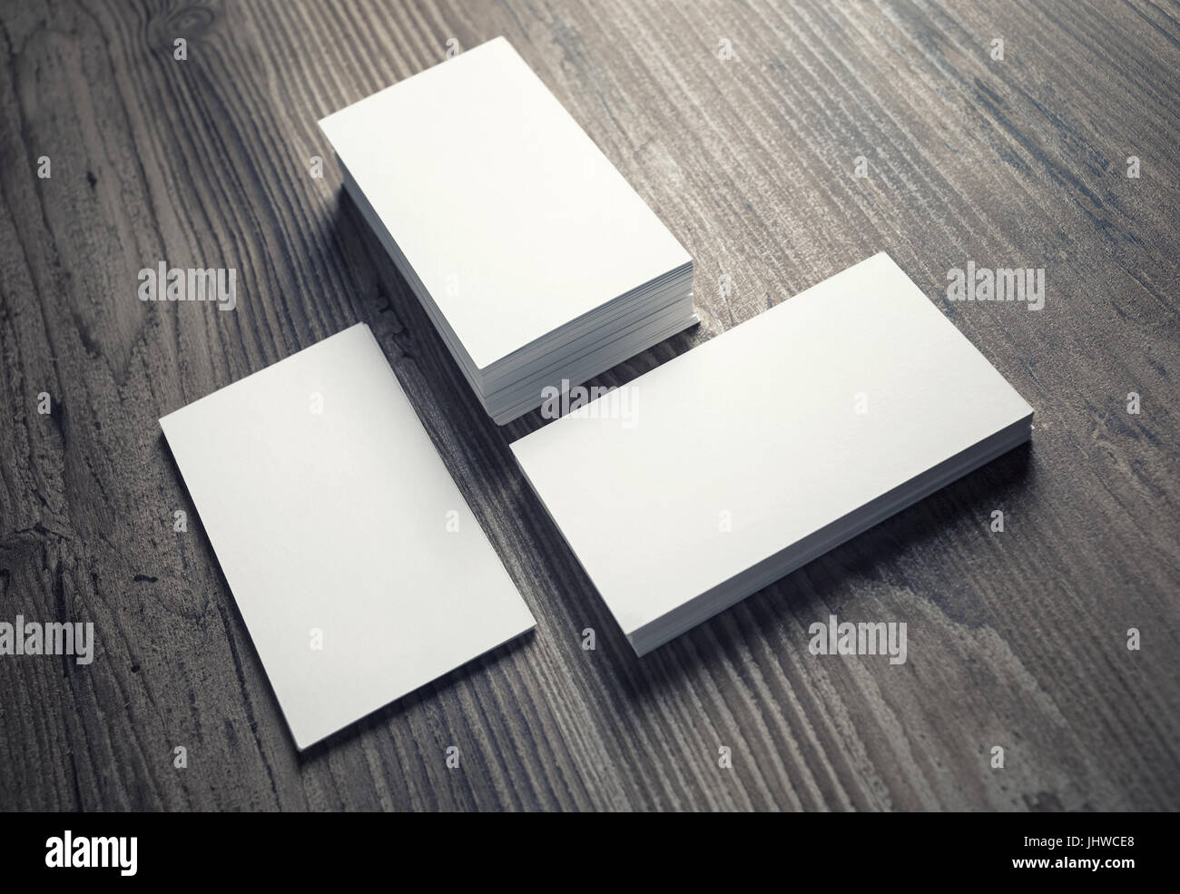 Trois piles de cartes d'affaires en blanc sur fond de table en bois. Mock-up pour les concepteurs de marque. Modèle vierge pour votre conception. Banque D'Images