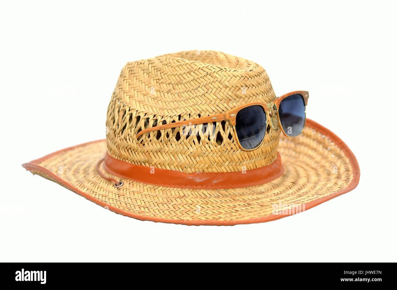 chapeau d'été en rotin avec lunettes de soleil Photo Stock - Alamy