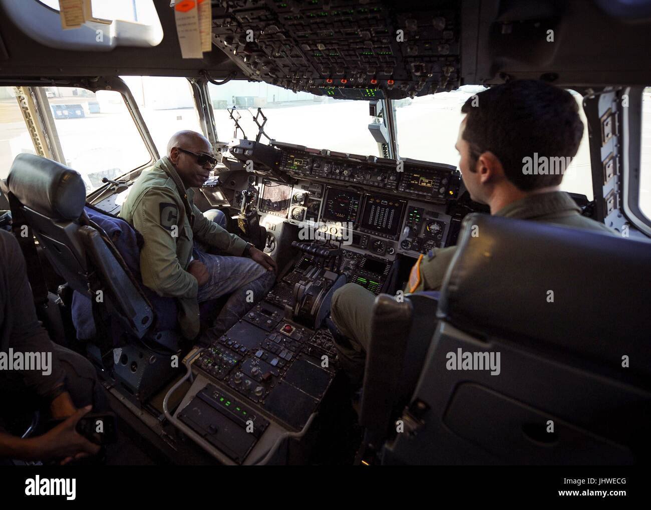 Comédien et acteur Dave Chappelle (à gauche) s'entretient avec un soldat américain à l'intérieur d'un C-17 Globemaster III d'avions de transport au cours d'une visite à la base commune, 2 février 2017 Charleston à Charleston, Caroline du Sud. (Photo par Tom Brading via Planetpix) Banque D'Images