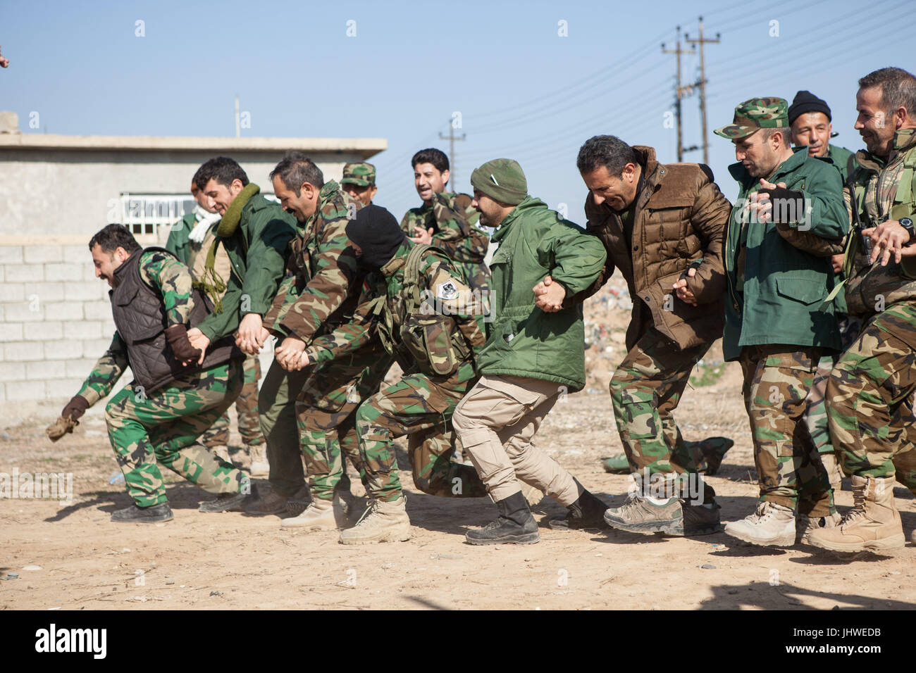 Soldats peshmergas kurdes après la danse et chant terrain urbain formation au camp d'entraînement des Tigres noirs, 19 janvier 2017 à Erbil, Irak. (Photo de Josephine Carlson par Planetpix) Banque D'Images