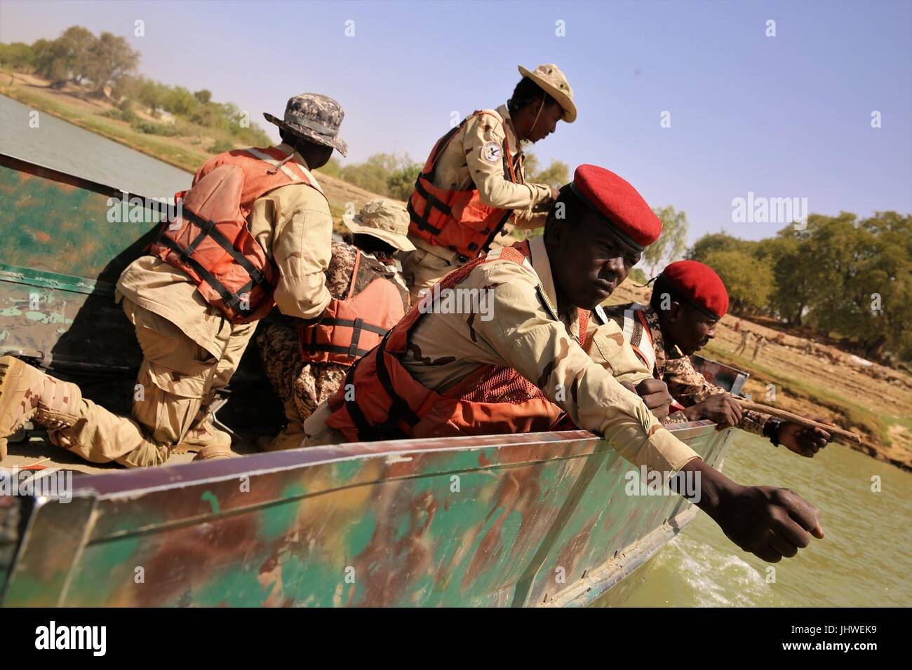 Des soldats tchadiens simuler comme armes, ils se préparent à une formation maritime au cours de l'infiltration de plage sur la rivière Chari pour faire de l'exercice Flintlock 3 Mars, 2017 dans NÕDjamena, au Tchad. (Photo par Terrance Payton via Planetpix) Banque D'Images