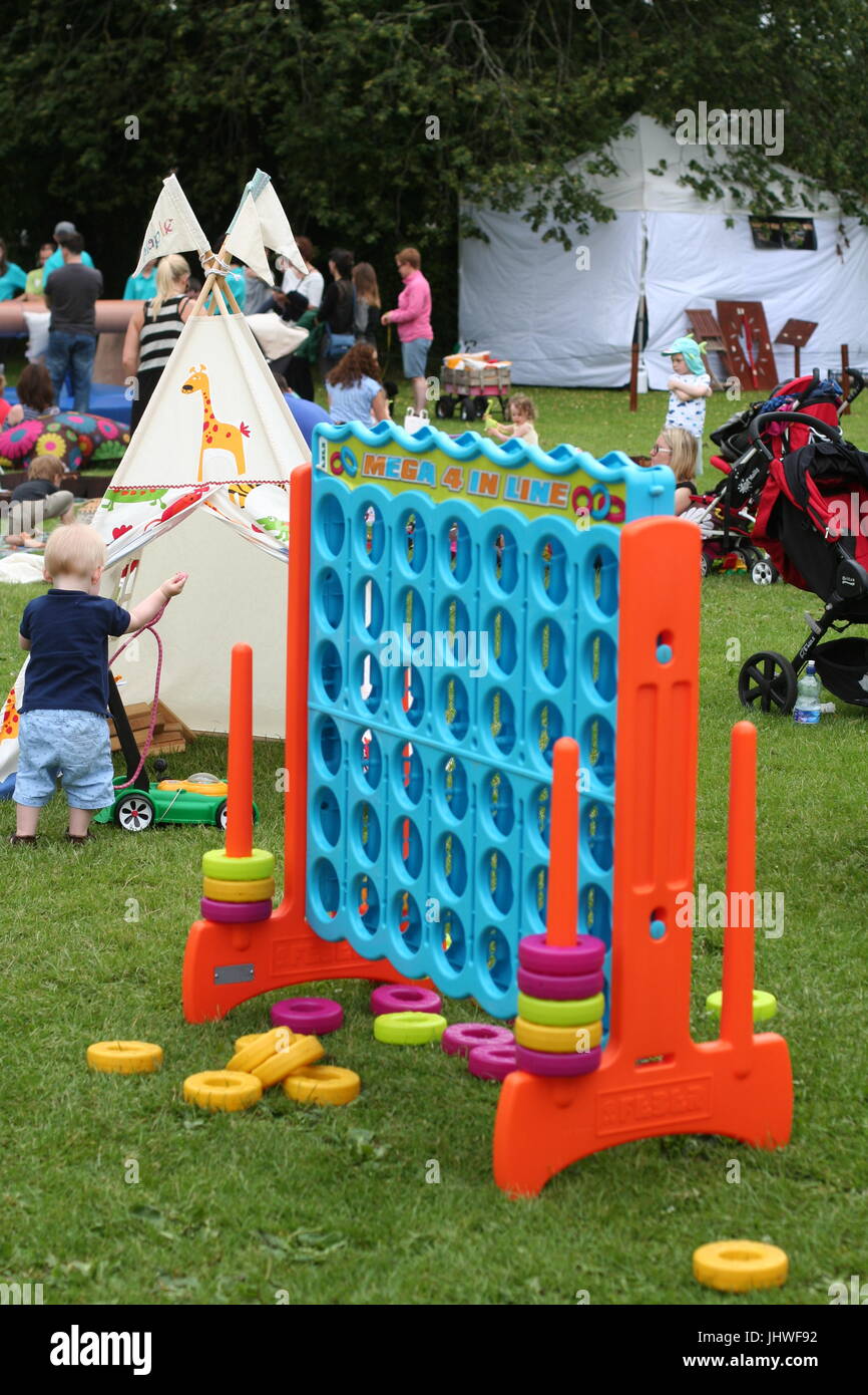Taille Géant connect 4 jeu d'enfant dans le parc, Dublin Irlande Banque D'Images