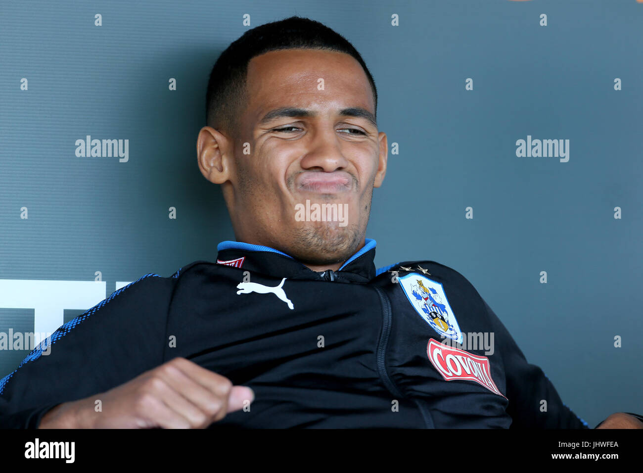 Huddersfield Town's Tom Ince sur le banc pendant le match de pré-saison au domaine la Lane, Bury. Banque D'Images