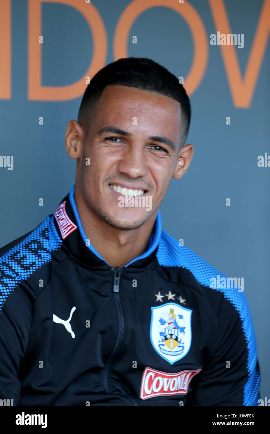 Huddersfield Town's Tom Ince sur le banc pendant le match de pré-saison au domaine la Lane, Bury. Banque D'Images