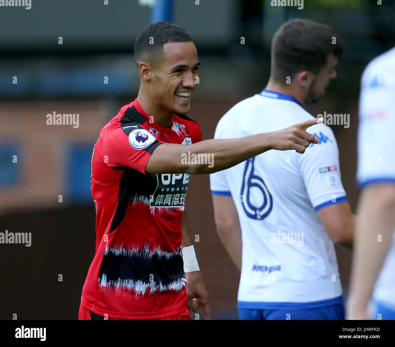 Huddersfield Town's Tom Ince célèbre lors de la pré-saison match au domaine la Lane, Bury. Banque D'Images
