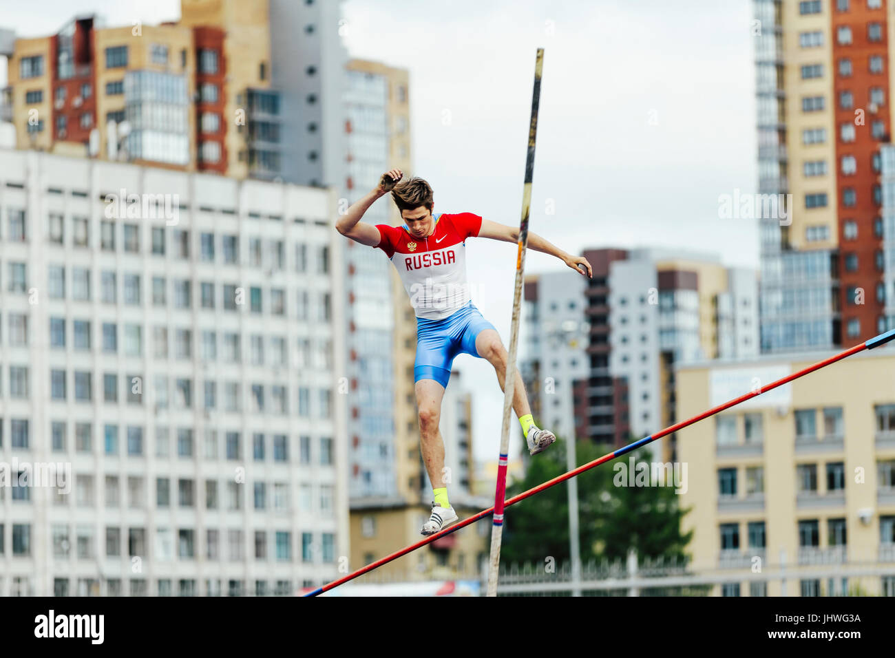 L'athlète russe échec cavalier de saut à la perche lors du Championnat d'athlétisme de l'Oural Banque D'Images