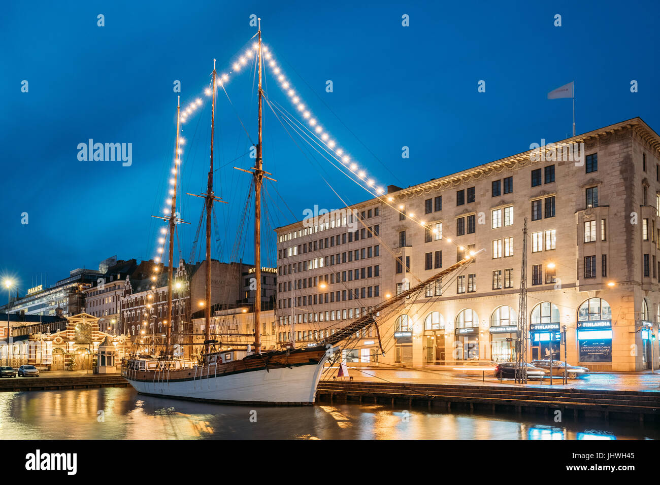 Helsinki, Finlande - décembre 9, 2016 : Old Wooden Ship Voilier goélette est amarrée au quai de la ville, jetée. Restaurant Cafe inhabituelle dans City Cente Banque D'Images