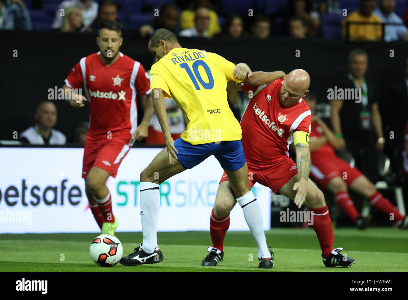 Le Brésil Rivaldo est contestée par Stig Tofting Hjalte Bo Norregaard du Danemark au cours de la quatrième journée de l'étoile 6 tournoi au O2 Arena, Londres. Banque D'Images